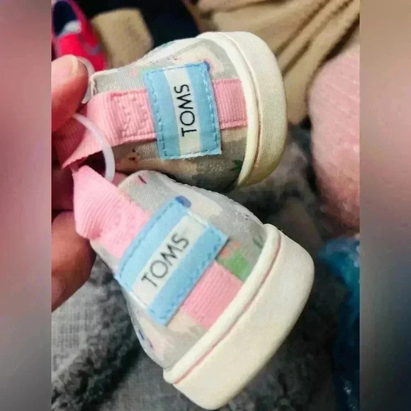 TOMS girls shoes size 1Y gentle used only - Picture 4 of 7